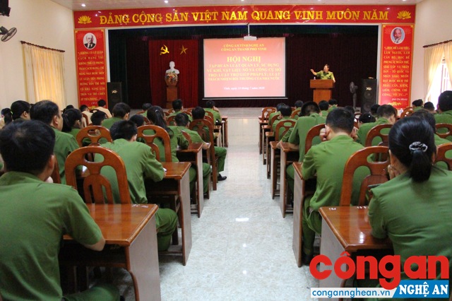Trung tá Ngô Sỹ Chiến Đội trưởng Đội đăng ký quản lý vũ khí, vật liệu nổ, công cụ hỗ trợ, ngành nghề kinh doanh có điều kiện về ANTT và con dấu Phòng Cảnh sát Quản lý hành chính về trật tự xã hội (PC64), CA tỉnh phổ biến những điểm mới của Luật Quản lý sử dụng vũ khí, vật liệu nổ