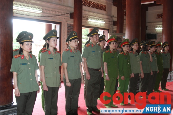 Đoàn dâng hương tại phần mộ 13 TNXP