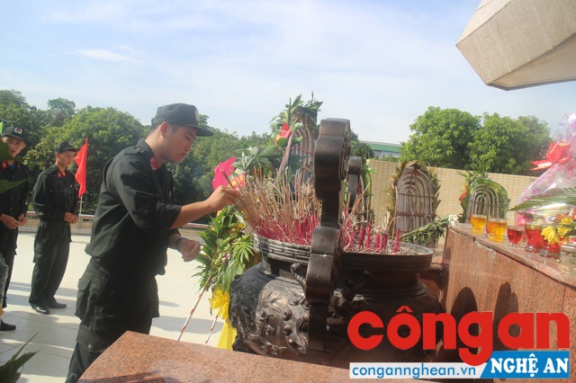 Dâng hoa, dâng hương tưởng niệm các anh hùng liệt sĩ