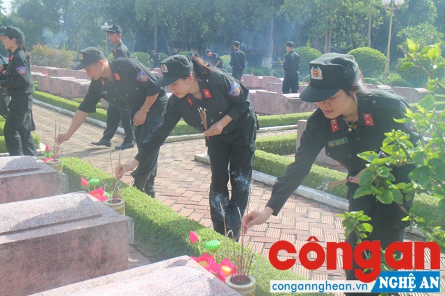 ĐVTN thắp hương tại khu mộ của các anh hùng liêt sĩ