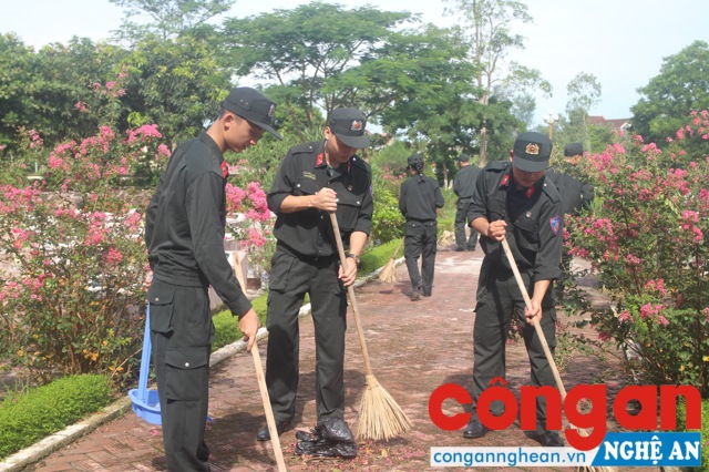 ĐVTN dọn vệ sinh khuôn viên Nghĩa trang