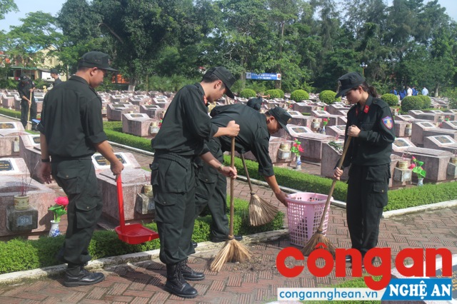 Dọn vệ sinh tại khu mộ các anh hùng liệt sĩ