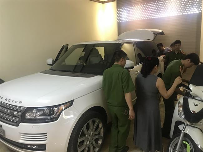 Khám xét chiếc ô tô của nhà trùm ma tuý