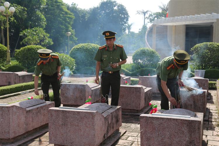 Đơn vị thắp hương các anh hùng tại các khu mộ