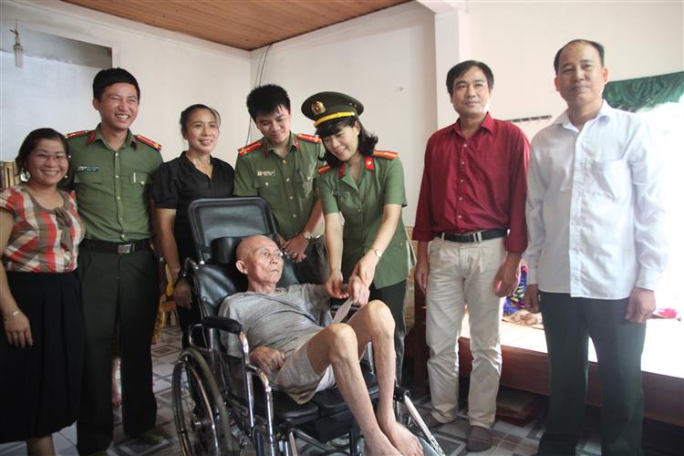 Tặng quà thương binh Nguyễn Xuân Niệm tại xã Bồng Khê, Con Cuông