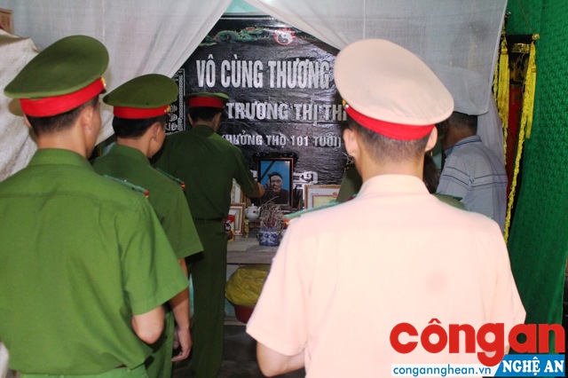 Đoàn đã đến thắp hương tưởng nhớ mẹ Việt Nam anh hùng Trương Thị Thiệp