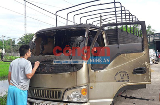 Cabin chiếc xe bị cháy