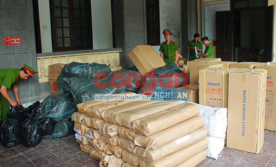 Bắt giữ số lượng lớn hàng hóa không rõ nguồn gốc