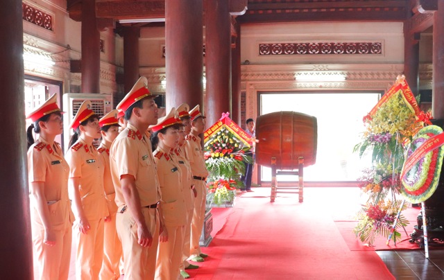 Dâng hoa, thắp hương tại khu di tích Truông Bồn