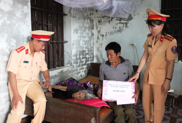 Thăm hỏi, tặng quà mẹ Cao Thị Nhỏ