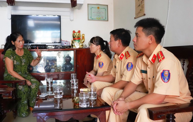 Thăm hỏi, trò chuyện với thân nhân liệt sỹ Công an nhân dân: Nguyễn Trọng Sáu tại TP.Vinh (Nghệ An)
