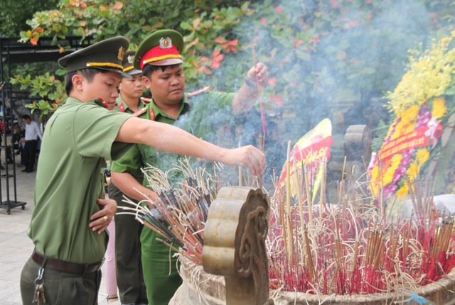 Ban chấp hành Đoàn thanh niên Công an tỉnh dâng hương