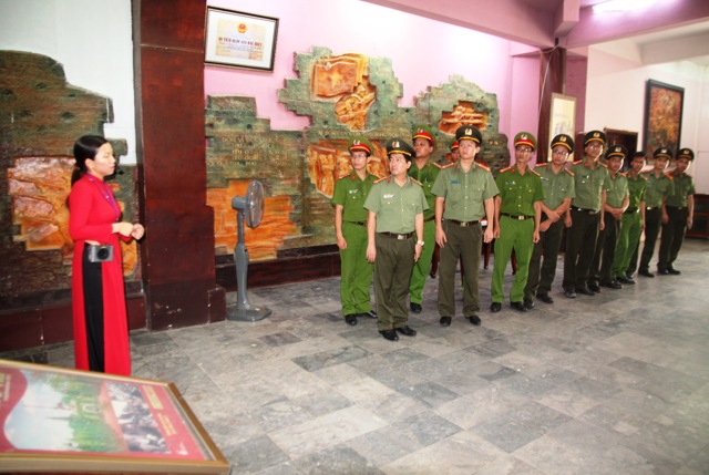 Thăm bảo tàng Di tích Quốc gia đặc biệt Thành Cổ Quảng Trị