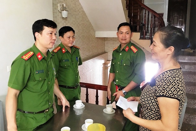 Tặng quà cho thân nhân gia đình liệt sỹ