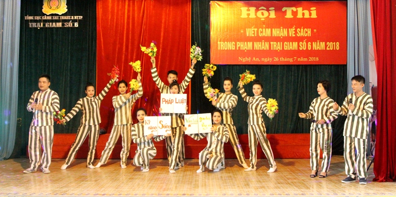 Phần tự giới thiệu, các đội thi đã mang đến sân khấu những tiết mục độc đáo.