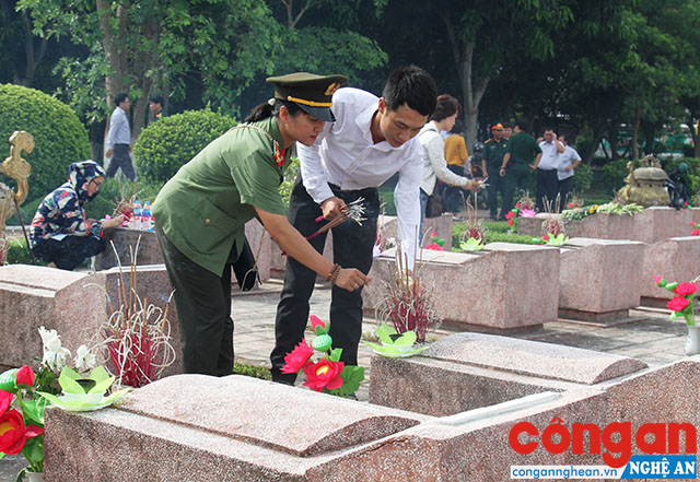 Báo Công an Nghệ An: Dâng hoa, dâng hương các anh hùng liệt sĩ