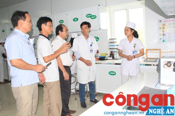 Đến khoa xét nghiệm máu