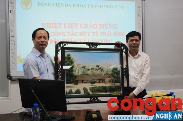 Đoàn đã tặng bức hình về ngôi nhà của Bác Hồ