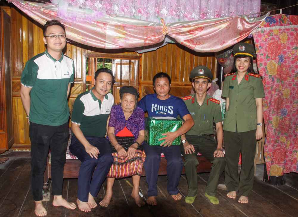 Thăm hỏi và tặng quà mẹ Việt Nam anh hùng
