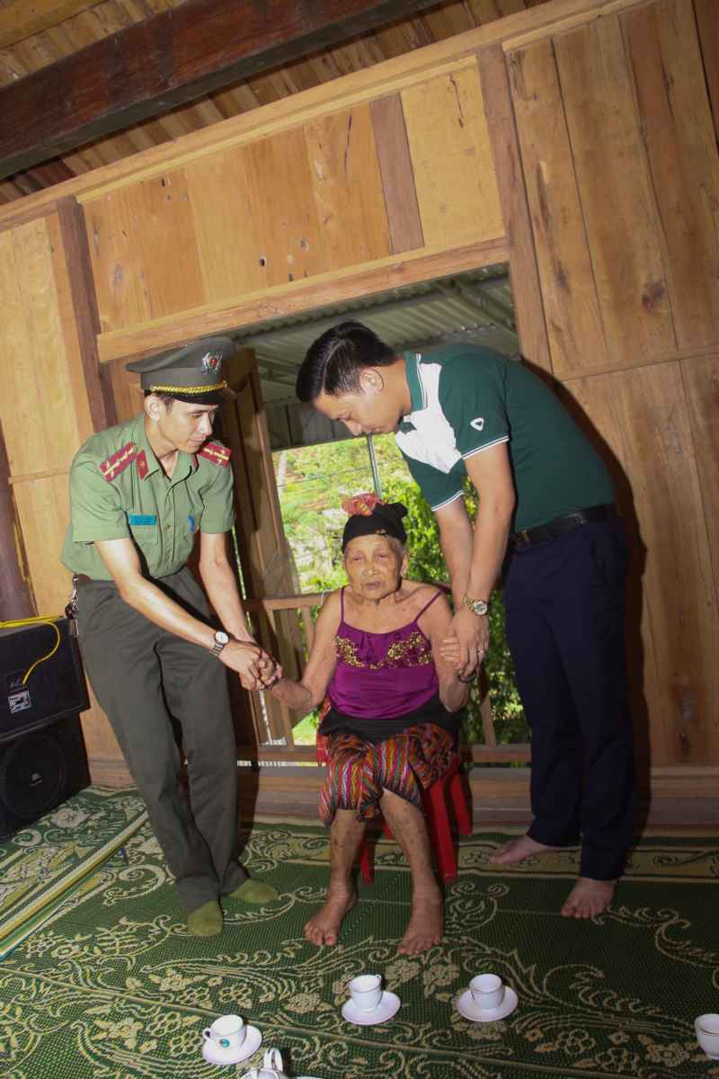 Mẹ Huynh năm nay đã 93 tuổi, sức khỏe kém đi nhiều 