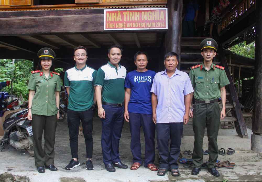 Chụp ảnh lưu niệm với con cháu các mẹ