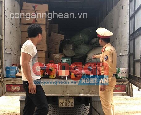 Cán bộ Trạm CSGT Diễn Châu kiểm tra  lô hàng hoá không rõ nguồn gốc