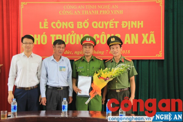 Đại diễn lãnh đạo UBND xã tặng hoa chúc mừng đồng chí Phó trưởng Công an xã