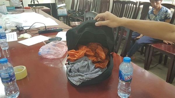Chiếc ba lo giấu 26 bánh heroin.