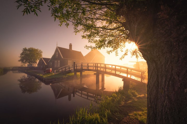 Đây là ngôi nhà nối tới trang trại pho mát nổi tiếng ở Zaanse Schans. Có vài người sống ở đây. Bạn thử tưởng tượng xem, nếu mình sống trong một ngôi nhà mà hàng nghìn người tới chụp ảnh mỗi ngày thì sẽ như thế nào?