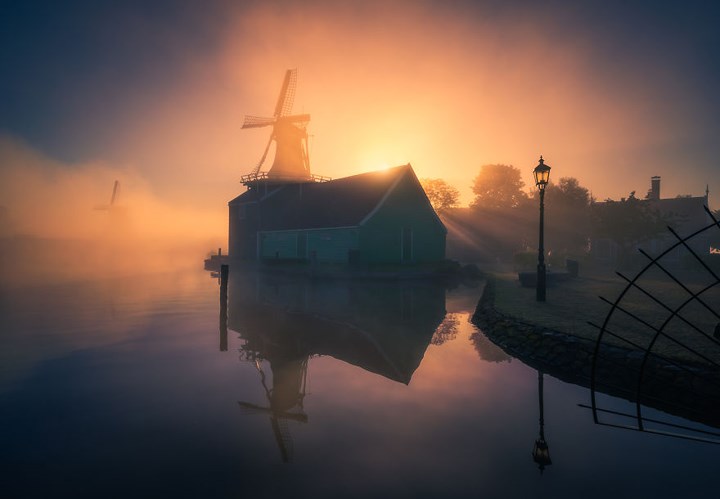 Có rất nhiều người sống ở Zaanse Schans. Những ngôi nhà của họ trong nắng sớm trông giống như những ngôi nhà cổ tích.