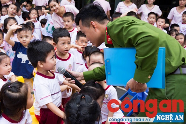 Các bé hào hứng trả lời những tình huống được cán bộ Cảnh sát PC &CC đưa ra