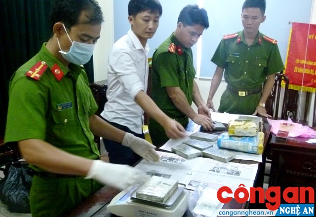 Lực lượng chức năng tiến hành giám định tang vật trong 1 vụ án ma túy 