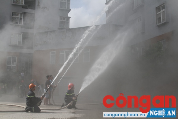 Lực lượng PCCC triển khai phương án dập lửa trên tầng cao