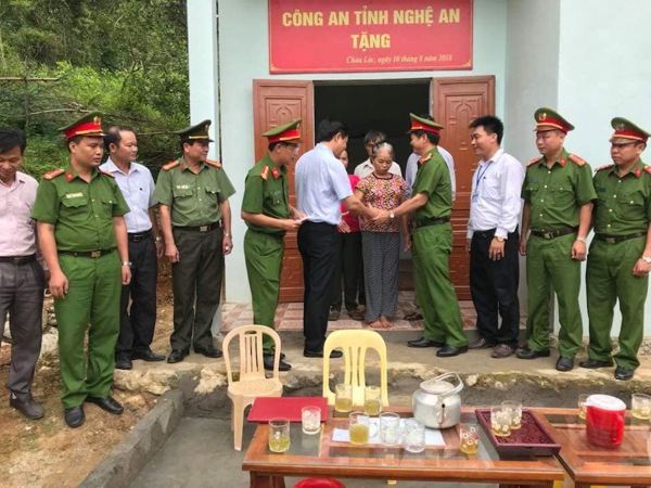 Lãnh đạo Phòng CSHS và huyện Quỳ Hợp trao quà cho ông Sầm Văn Duyên