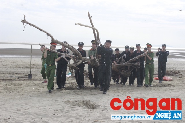 Hơn 200 ĐVTN đến từ các đơn vị đã cùng tham gia dọn sách rác thải với chiều dài hơn 3km ở bãi biển Cửa Hội (TX Cửa Lò)