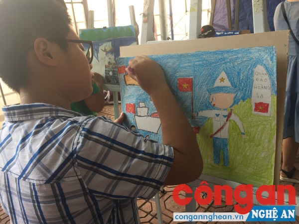 Các em say mê vẽ tranh