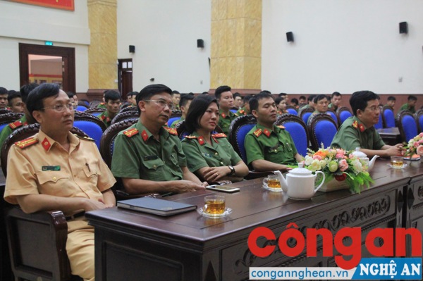 Các đại biểu tới dự