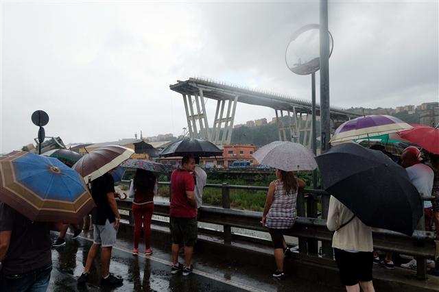 Người dân theo dõi chiến dịch cứu hộ sau vụ sập cầu. (Ảnh: Getty Images)
