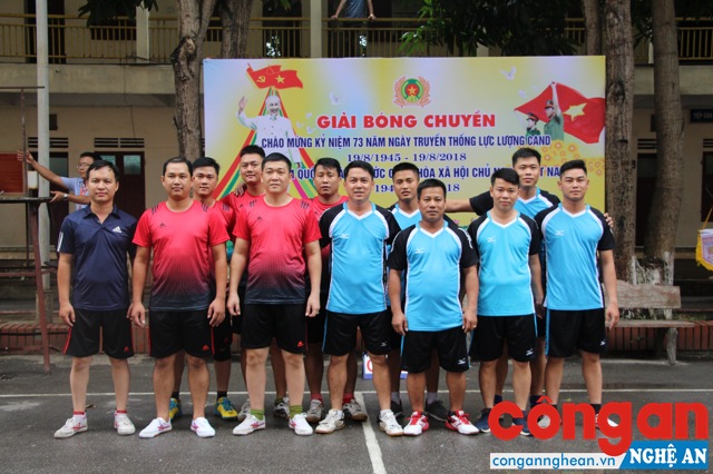 2 đội chụp hình lưu niệm