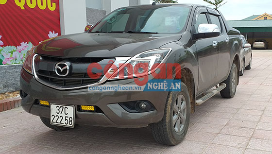 Chiếc xe bán tải do Nguyễn Văn Hùng điều khiển, chở các đối tượng đi gây án