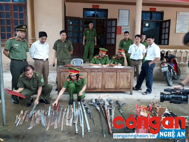 Mặc dù trời mưa rất to nhưng rất đông người dân đến tự nguyện giao nộp VK, VLN, CCHT, kích điện và đồ chơi nguy hiểm cho lực lượng Công an huyện