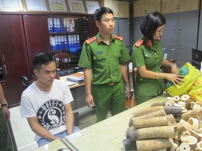 Đối tượng Nguyễn Hữu Tiễn cùng tang vật tại cơ quan điều tra