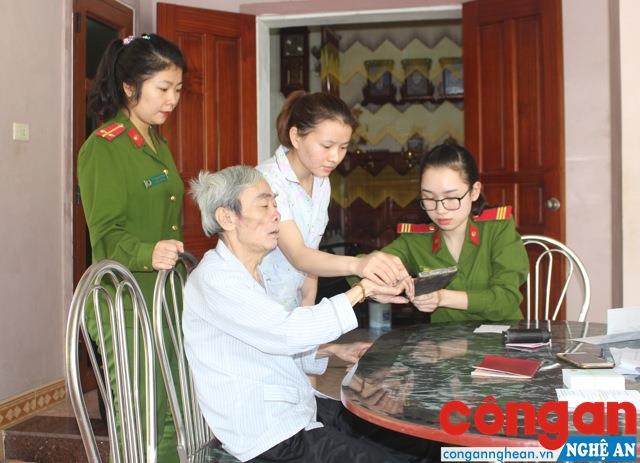 Công an TP Vinh xuống cơ sở  làm thủ tục cấp CMND cho người dân