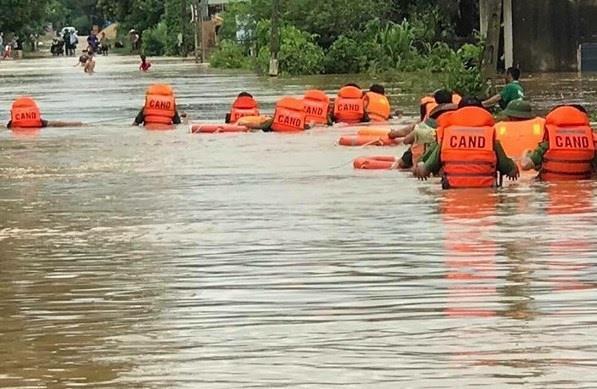 Công an Quỳ Hợp dầm mình giúp dân trong mưa lũ