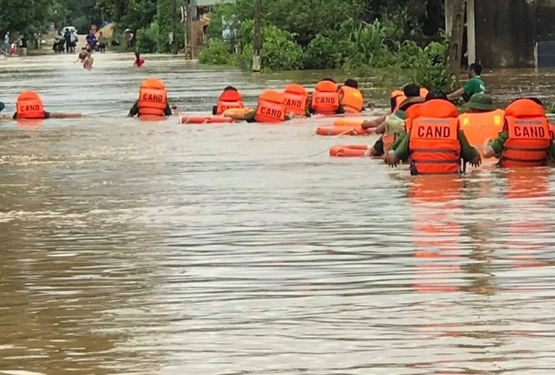 Lực lượng Công an huyện Quỳ Hợp tiếp cận dân vùng lũ bị cô lập. Ảnh: Vietnamnet.vn