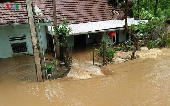 Nhiều nhà dân bị ngập sâu trong dòng nước lũ đục ngầu. Ảnh: VOV.VN