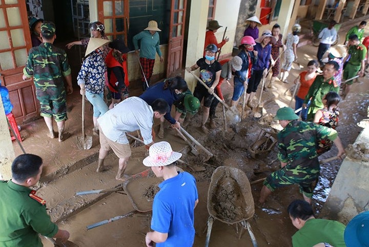 Hơn 200 Công an, chiến sĩ Biên phòng, ban chỉ huy Quân sự huyện phối hợp với người dân cào bùn tại đây.