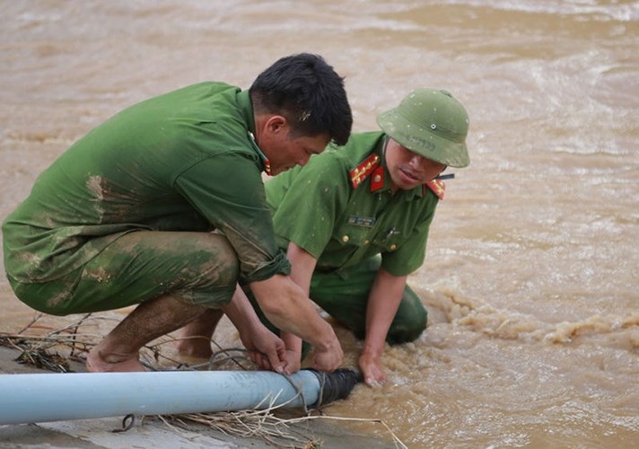 Các chiến sĩ Công an dầm mình trong bùn nhão