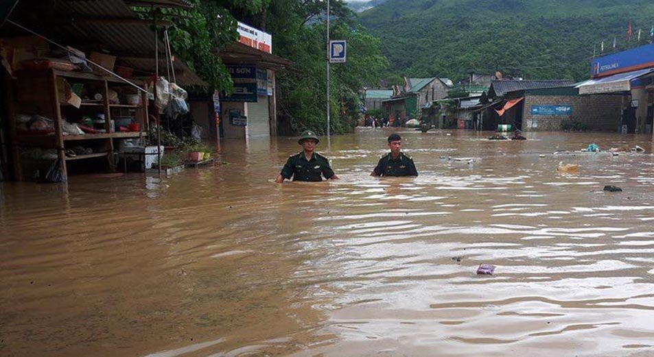 Bộ đội biên phòng giúp người dân sơ tán. Ảnh: Vietnamnet.vn
