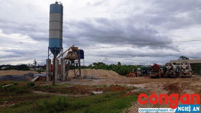 Chợ trâu bò dở dang, trạm trộn bê tông không phép mọc lên
